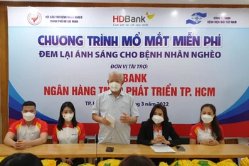 HDBank trao tặng 2.800 thẻ Bảo hiểm y tế và tài trợ 1.000 ca phẫu thuật mắt cho người dân