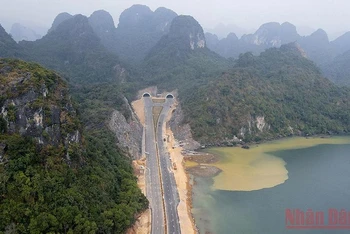 Hầm xuyên núi trên tuyến đường bao biển Quảng Ninh.