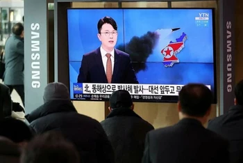 Người dân ở Seoul của Hàn Quốc theo dõi vụ phóng tên lửa của Triều Tiên trên TV. (Ảnh: Reuters)