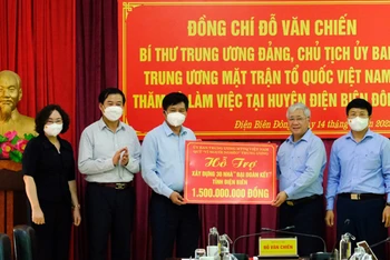 Đồng chí Đỗ Văn Chiến trao 1,5 tỷ đồng làm nhà đại đoàn kết cho người nghèo Điện Biên Đông, tỉnh Điện Biên.