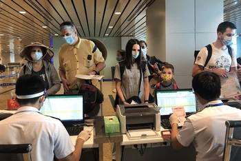 Du khách nước ngoài làm thủ tục nhập cảnh tại Cảng hàng không quốc tế Cam Ranh, Khánh Hòa (Ảnh: CTV)