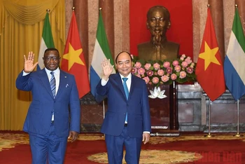 Chủ tịch nước Nguyễn Xuân Phúc và Tổng thống nước Cộng hòa Sierra Leone Julius Maada Bio.