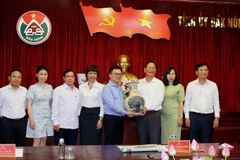 Tổng Biên tập Báo Nhân Dân trao quà lưu niệm tặng Tỉnh ủy Đắk Nông.