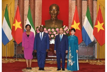 Chủ tịch nước Nguyễn Xuân Phúc và Phu nhân chụp ảnh chung với Tổng thống nước Cộng hòa Sierra Leone Julius Maada Bio và Phu nhân.