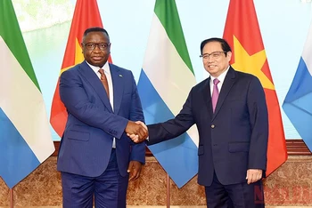 Thủ tướng Phạm Minh Chính và Tổng thống Cộng hòa Sierra Leone Julius Maada Bio hội kiến. (Ảnh: TRẦN HẢI)