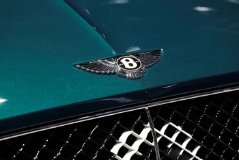 Logo của Bentley trên một mẫu ô-tô mới được trưng bày tại Triển lãm Ô-tô Quốc tế Geneva lần thứ 89 ở Geneva, Thụy Sĩ ngày 5/3/2019. (Ảnh: Reuters)
