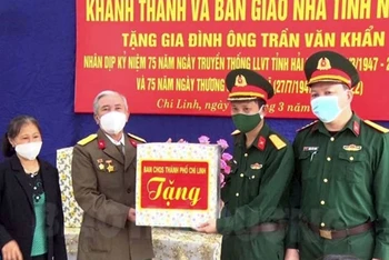 Ban Chỉ huy quân sự TP Chí Linh bàn giao nhà cho gia đình thương binh Trần Văn Khẩn.