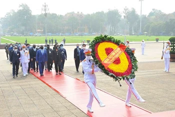 Hình ảnh Tổng thống Sierra Leone vào Lăng viếng Chủ tịch Hồ Chí Minh
