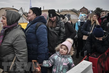 Người tị nạn Ukraine sơ tán sang Medyka, miền Đông Ba Lan. (Ảnh: AFP/TTXVN)