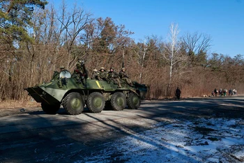 Xe quân sự của Ukraine tại vùng Vyshgorod, gần thủ đô Kiev, ngày 10/3. (Ảnh: Reuters)