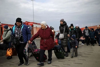 Người dân Ukraine tránh xung đột đi sơ tán tới cửa khẩu Isaccea-Orlivka, Romania, ngày 14/3/2022. (Ảnh: REUTERS)
