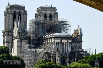 Nhà thờ Đức Bà tại Paris được tu sửa sau vụ cháy kinh hoàng. (Ảnh: AFP/TTXVN)