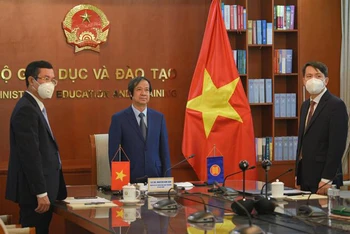 Bộ trưởng Nguyễn Kim Sơn và lãnh đạo Bộ Giáo dục và Đào tạo tại lễ tiếp nhận vai trò Chủ tịch Kênh Giáo dục ASEAN nhiệm kỳ 2022-2023.