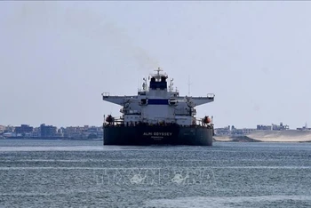 Tàu hàng di chuyển qua kênh đào Suez, Ai Cập ngày 30/3/2021. (Ảnh: AFP/TTXVN)