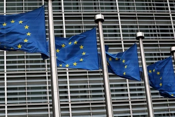 Lá cờ của Liên minh châu Âu tung bay bên ngoài trụ sở Ủy ban châu Âu tại Brussels, Bỉ. (Ảnh: Reuters)