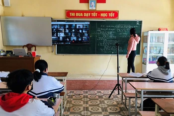 Trường Tiểu học và Trung học cơ sở An Vũ (Quỳnh Phụ, tỉnh Thái Bình) đầu tư trang thiết bị hiện đại phục vụ dạy học trực tiếp và trực tuyến trong cùng một thời điểm.