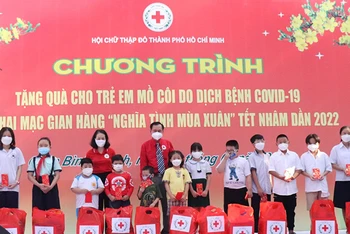 Trao quà cho trẻ mồ côi vì Covid-19 và gian hàng “Nghĩa tình mùa xuân” tại thành phố Hồ Chí Minh (Ảnh: VNRC).