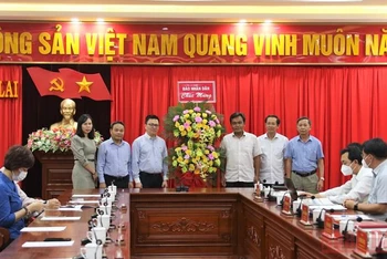 Đồng chí Lê Quốc Minh và Đoàn công tác Báo Nhân Dân tặng hoa cho Thường trực Tỉnh ủy nhân kỷ niệm 47 năm Ngày Giải phóng tỉnh Gia Lai.