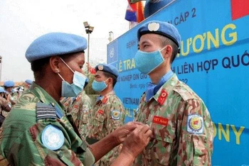 Ðại diện Liên hợp quốc trao huy chương tặng cán bộ, nhân viên Bệnh viện dã chiến cấp 2 số 3 của Việt Nam.
