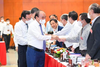 Chủ tịch nước Nguyễn Xuân Phúc chúc mừng các đại biểu, nhà khoa học tham dự hội thảo. 