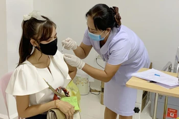 Tiêm vaccine ngừa Covid-19 tại Lào. (Ảnh: Xuân Sơn)