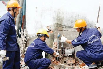 Công nhân đơn vị cấp nước trám lấp giếng khoan, bảo vệ nguồn nước ngầm ở khu vực quận Phú Nhuận (TP Hồ Chí Minh).