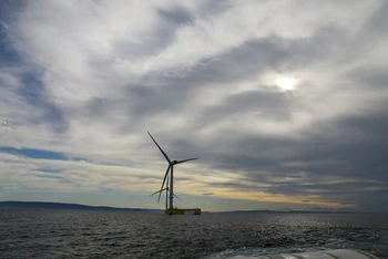 Các turbine gió của dự án điện gió nổi WindFloat Atlantic ngoài khơi bờ biển Viana do Castelo, Bồ Đào Nha, 23/9/2021. (Ảnh: Reuters)