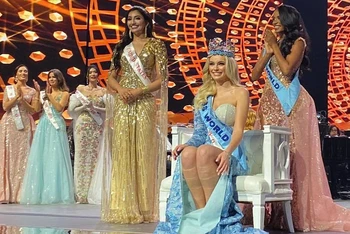 Hoa hậu Ba Lan và các Á hậu tại lễ đăng quang. 