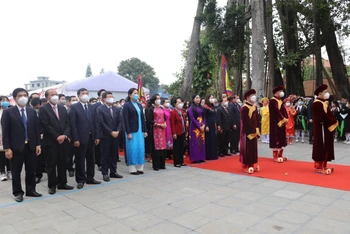 Các đại biểu dự lễ dâng hương Quốc mẫu Tây Thiên.
