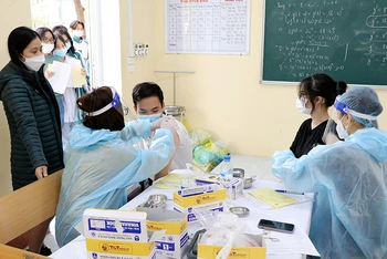 Tiêm vaccine phòng Covid-19 cho học sinh ở Phú Thọ.