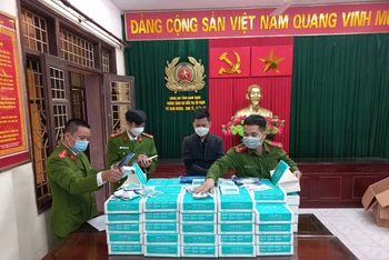 Phòng Cảnh sát Kinh tế, Công an tỉnh Nam Định kiểm tra lô hàng gồm 1.800 bộ kit test nhanh Covid-19 không nguồn gốc, xuất xứ.