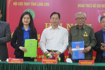Đại diện lãnh đạo Hội cựu thanh niên xung phong và Tỉnh Đoàn Lạng Sơn ký kết Chương trình phối hợp hành động giai đoạn 2022-2025.