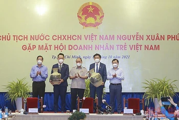 Chủ tịch nước Nguyễn Xuân Phúc gặp mặt Hội Doanh nhân trẻ Việt Nam vào tháng 10/2021.