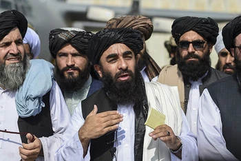 Người phát ngôn của lực lượng Taliban Zabihullah Mujahid (giữa) phát biểu tại sân bay Kabul, Afghanistan, ngày 31/8/2021. (Ảnh: AFP/TTXVN)