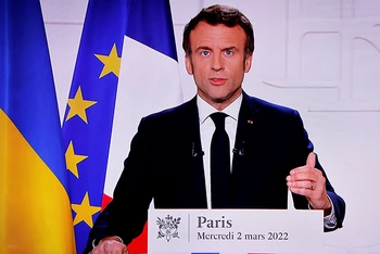 Tổng thống Pháp Emmanuel Macron phát biểu trên truyền hình ở Paris, Pháp, ngày 2/3/2022. (Ảnh: AFP/TTXVN)