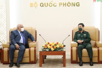 Đại tướng Phan Văn Giang trao đổi với Đại sứ Cuba. (Ảnh: Báo Quân đội nhân dân)