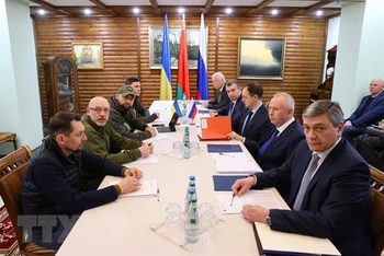 Phái đoàn Ukraine (trái) và Nga tại cuộc đàm phán ở vùng Brest, Belarus ngày 7/3. (Ảnh: AFP/TTXVN)