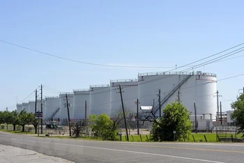 Một kho dự trữ dầu tại Houston, Texas, Mỹ. (Ảnh: AFP/TTXVN)