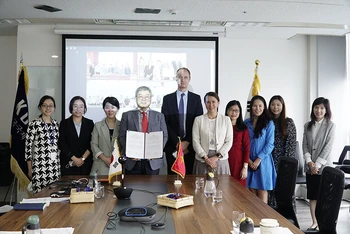 KOICA vừa ký kết Biên bản thảo luận với 3 tỉnh Thừa Thiên- Huế, Quảng Ngãi và Bình Định cho việc thực hiện dự án “Làng hòa bình Việt Nam-Hàn Quốc”.