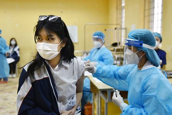 Tiêm vaccine phòng Covid-19 cho học sinh Trường THPT Quang Trung, quận Ðống Ða, Thành phố Hà Nội. (Ảnh: THẾ ÐẠI)