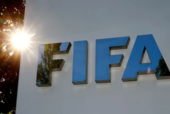 Biểu tượng của FIFA trước trụ sở chính ở Zurich, Thụy Sĩ. (Ảnh: REUTERS)