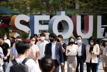 Ảnh minh họa: Người dân Hàn Quốc đeo khẩu trang phòng dịch trên đường phố Seoul. (Nguồn: Reuters)