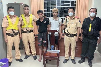 Lực lượng Công an bắt giữ 2 đối tượng Nguyễn Minh Tâm và Đặng Huỳnh Thanh Nhân.
