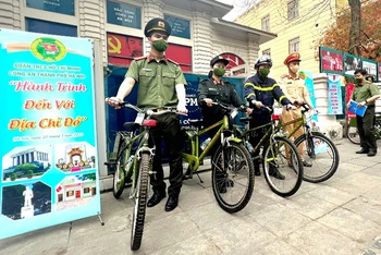 Các cán bộ, chiến sĩ trẻ lực lượng Công an Thành phố Hà Nội đạp xe tới các “địa chỉ đỏ” nhằm lan tỏa lòng tự hào dân tộc, tình yêu quê hương, đất nước đến người dân, thanh niên Thủ đô. 