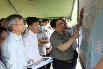 Thủ tướng Phạm Minh Chính thị sát khu vực cầu Mã Đà ở huyện Đồng Phú, tỉnh Bình Phước.