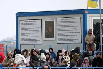 Người tị nạn Ukraine di tản đến cửa khẩu Isaccea-Orlivka, Romania, ngày 9/3/2022. (Ảnh: REUTERS)