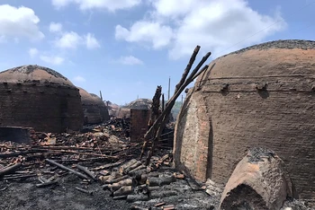 Vụ cháy thiêu rụi gần như hoàn toàn 5 nhà dân và 9 nhà lò tại hợp tác xã hầm than 2/9, xã Tam Giang.