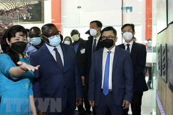 Tổng thống Sierra Leone Julius Maada Bio thăm Công ty Cổ phần Nhà máy Trang thiết bị Y tế United Healthcare tại Khu Công nghệ cao, thành phố Thủ Đức-Thành phố Hồ Chí Minh. (Ảnh: TTXVN)