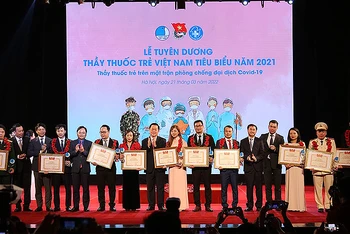 Các đồng chí Lãnh đạo Đảng, Nhà nước, ban, ngành, đoàn thể trao danh hiệu “Thầy thuốc trẻ Việt Nam tiêu biểu” năm 2021 tặng các y, bác sĩ trẻ xuất sắc.
