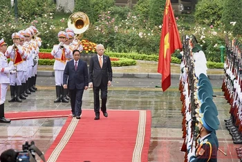 Thủ tướng Phạm Minh Chính và Thủ tướng Malaysia Dato’ Sri Ismail Sabri bin Yaakob duyệt đội danh dự Quân đội nhân dân Việt Nam.